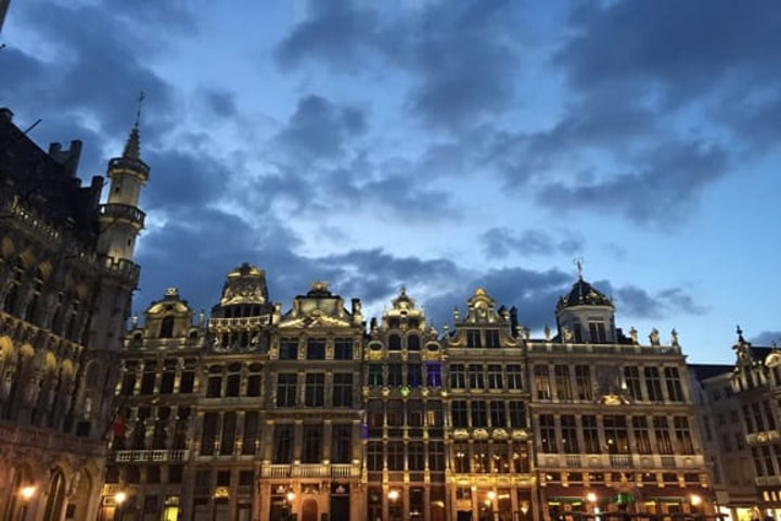 Brussels Night Walking Tour: Gourmet Belgian Food